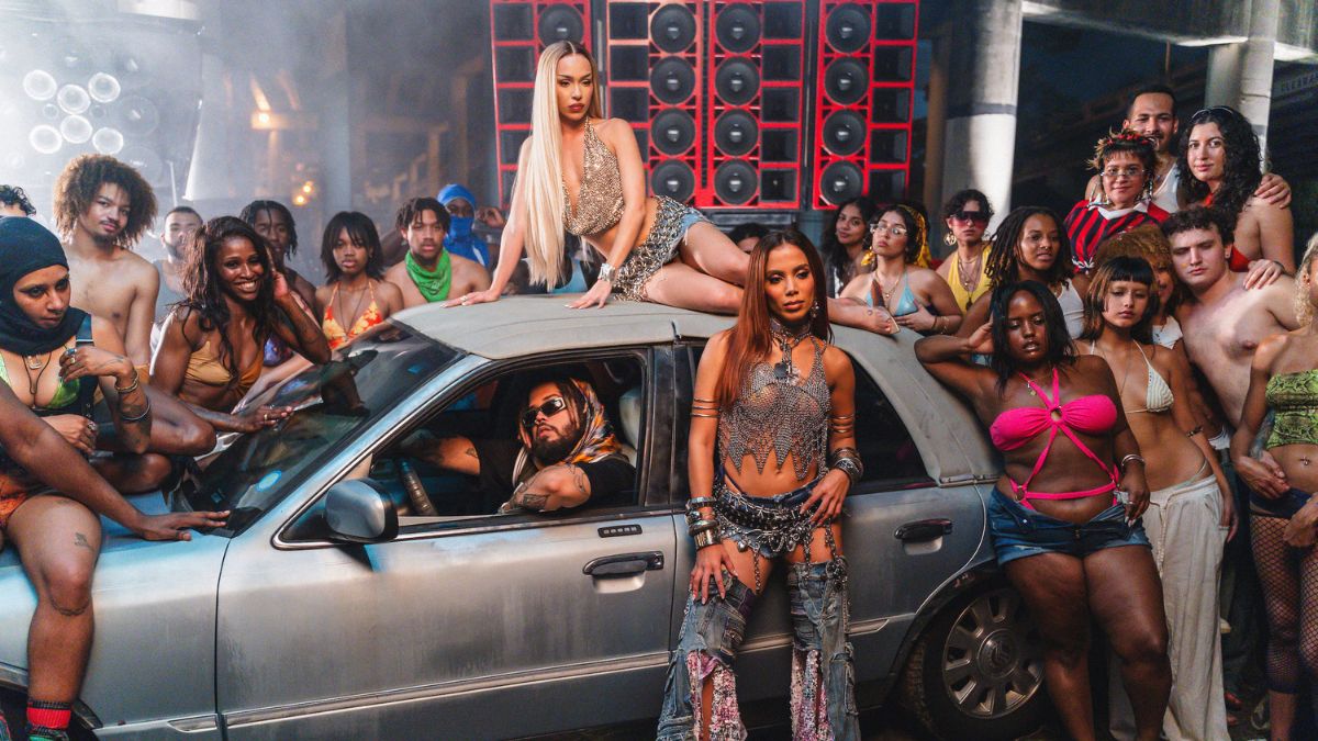 Anitta Double Team