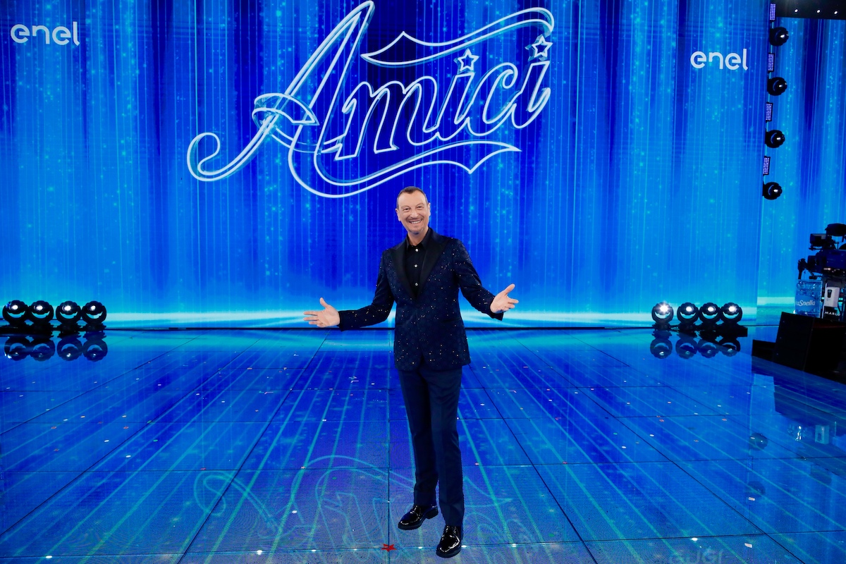 Amadeus ad Amici 27? L’indiscrezione sul possibile nuovo ruolo nel talent di Maria De Filippi