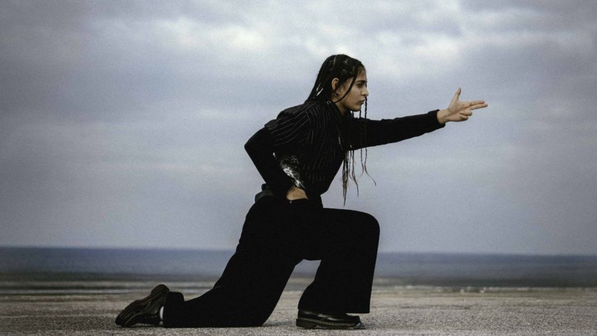 Emili Kasa, dopo i singoli “Elodie” e “Pita gyros”  ecco l’Ep “Kalimera”, il suo primo EP