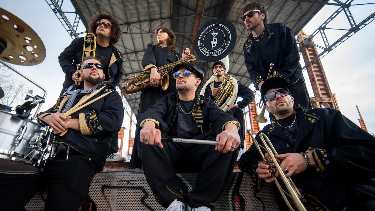 Intervista alla Bandakadabra: “Rendiamo ciò che è costruito per le macchine suonato da persone umane”