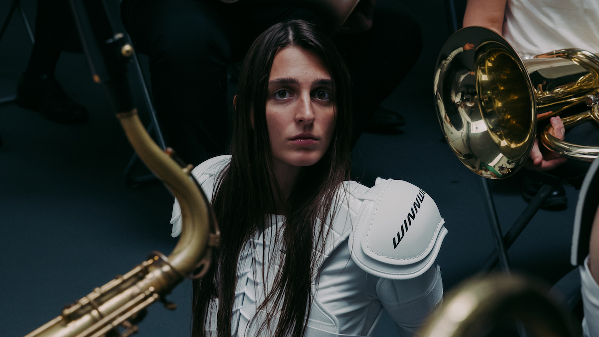 Emma Nolde, il nuovo singolo “Siamo in tanti” e il sold out dei concerti di Milano